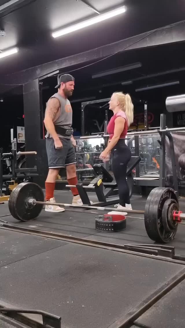 Leoni Tatman lifting on the gym floor